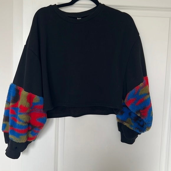 Black sweater‎ with colorful sleeves - Picture 1 of 1